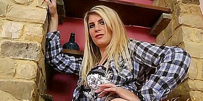 Naughty Mature Ashleigh Mckenzie Gets Naked Just For You