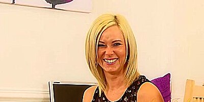 Anna Joy fingers her shaved snatch after the interview