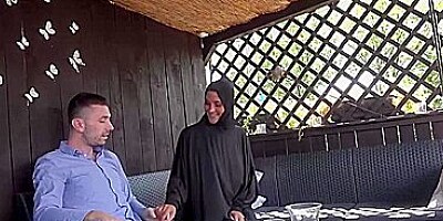 Czech bitch Naomi Bennet left her Egyptian husband