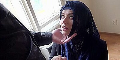 Rich muslim lady Nikky Dream wants to buy apartments in Prague