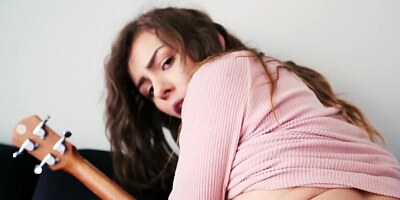 Eccentric teen loves playing on ukulele and having sex with BF