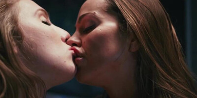 Abigail Mac kisses Lena Paul and dives her head between