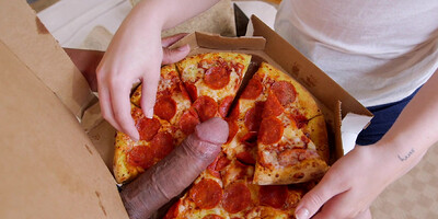 Smoking hot Joseline Kelly gets fucked by pizza delivery man