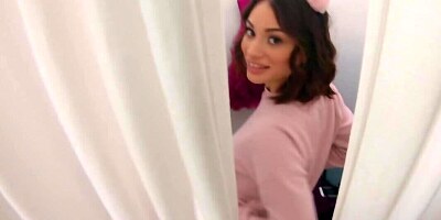 Stud quickly fucks Latina girlfriend in the changing room