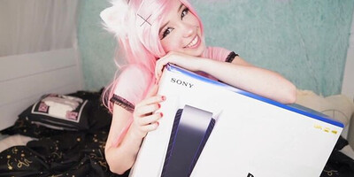 Round butt camgirl is dildoing her ass while riding the erect dick