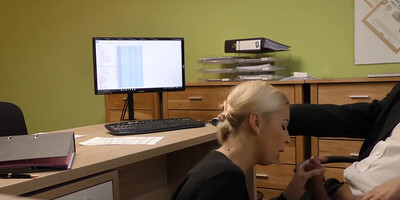 Freche Blondine Fickt Zum Ausleihen, Um Einen Neuen Mercedes Oder Bmw