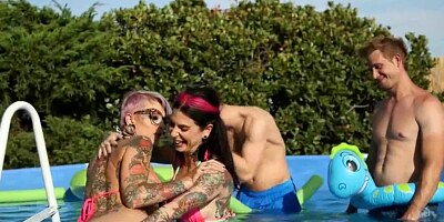 Sexy hot babe Sydnee Vicious loves a huge cock to fuck