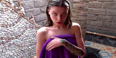 NAIVNI TURISTICKA DIVKA BYLA PODVEDENA, PRDELI A OKRADLI - P