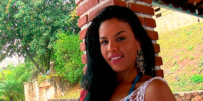 Appealing stunner showcases her pretty lollipop deepthroating face