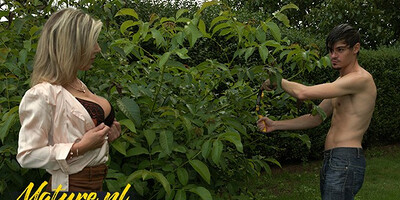 Lucky gardener fucks boss's amazing wife in the open air