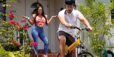 Carmela Clutch Finds Herself In A Sticky Situation And Fucks Out Of It