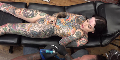 Gets A Forehead Tattoo While Naked - Tiger Lilly