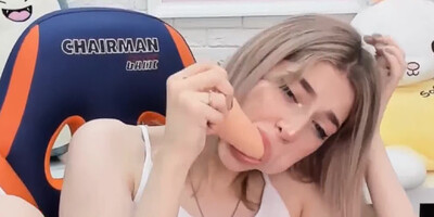 Skinny cute babe show you how to play it well