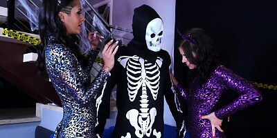 Bisexual threesome fuck on Halloween night