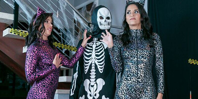 Abby Lee Brazil fucking in the couch with her medium tits