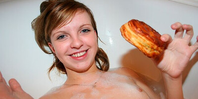 TEEN WANTS TO FUCK IN A BATHTUB