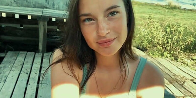 Ragazzina italiana succhia il cazzo e si fa scopare al lago