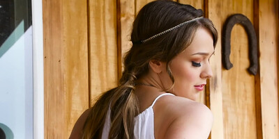 Nice body teen Alaina Fox posing for the camera