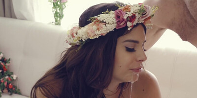 Curvy babe Violet Starr gets her juicy ass worshiped in a flower crown