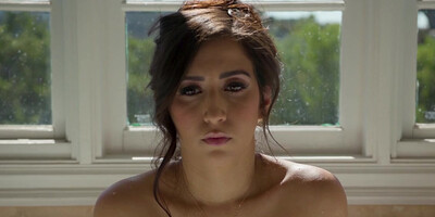 Jenna Sativa gets naked in the bedroom and friends help her cum