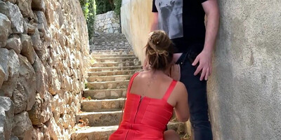 Sveltina Per Strada Con Una Milf Italiana Mentre Passa Gente
