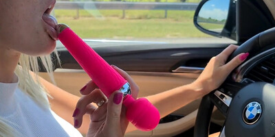 la coquine se masturbe en conduisant