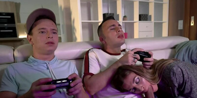 Same-looking stepsisters get off on group pussy-penetration