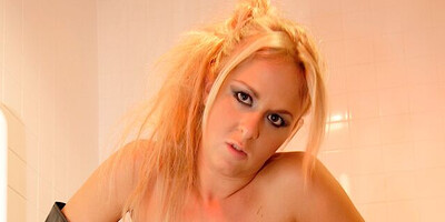 Susie Enjoys a Dirty Bathroom Tryst