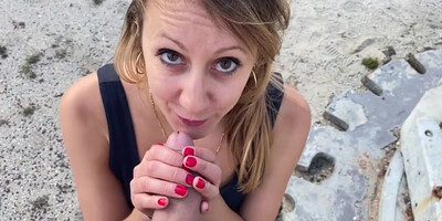 belle salope baise dans une caserne désafectée