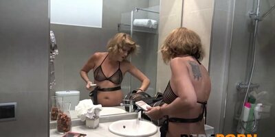 Experienced mature blonde teaches a young dude a good lesson