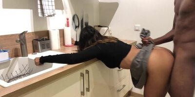 ce black bien monté la baise dans la cuisine