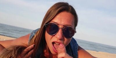 Milf Mi Cavalca Il Cazzo In Spiaggia Mentre Passa Gente