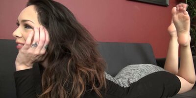 Hot Stepmom worship Daughters feet