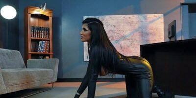 MILF bitch Romi Rain gets BBC in office