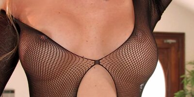 Samantha Saint shows her amazing big tits