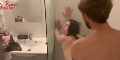 Un Couple Amateur Baise Sous Douche Discretement - Amateur Rouge Passion