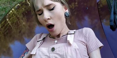 Fucking a sexy cutie outdoors in doggystyle