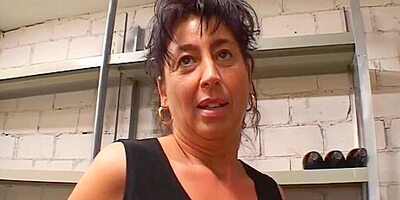 Komm Mit In Den Keller - Mama Zeigt Dir Wie Man Fickt