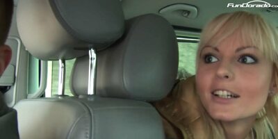 Versaute Anhalterin im BumsBus mitgenommen und gebumbst