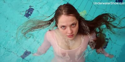 Redhead Simonna Showing Her Body Underwater