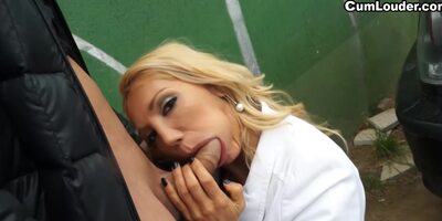 Ginger Hell - Gives A Perfect Blowjob In Public