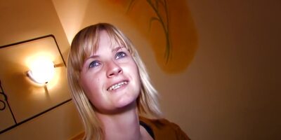 Blondes Zurueckhaltendes Maedchen Am Ende Willig