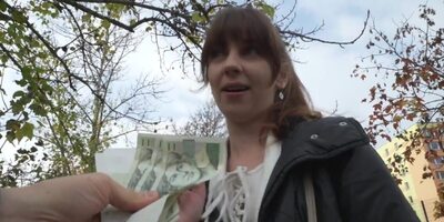 Babe is addicted to carnal fun for money