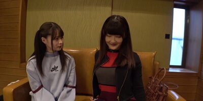 巨乳＆貧乳の美少女が対決＆チ○ポ争奪ご奉仕合戦