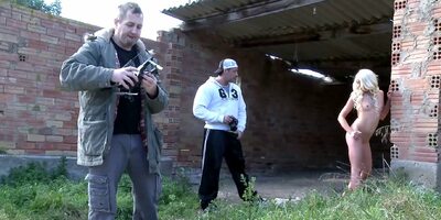 Curly blond in foto shooting strips and rides strangers dick