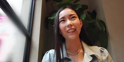 出会ったばかりの素人お姉さんにパンツ一枚の勃起男に強引に即ハメ