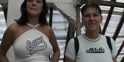 Schwestern bieten dem Gerichtvollzieher tiefe Einblicke