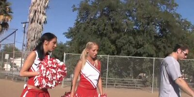 Doppeldecker fick mit 2 extrem geilen Studentinnen