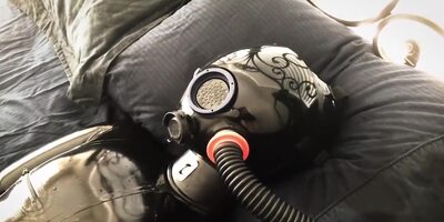Latex Gasmask Breathplay