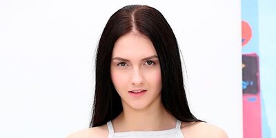 Teen Hottie Puts Out